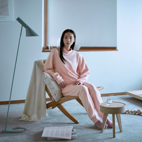 BAKUNEを着て椅子でくつろぐ女性