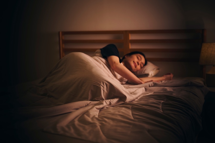 BAKUNE 掛け布団 クールで眠る女性