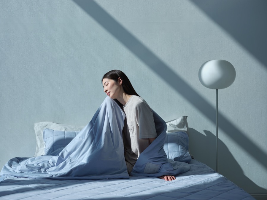 BAKUNE 掛け布団 クールをまとった女性