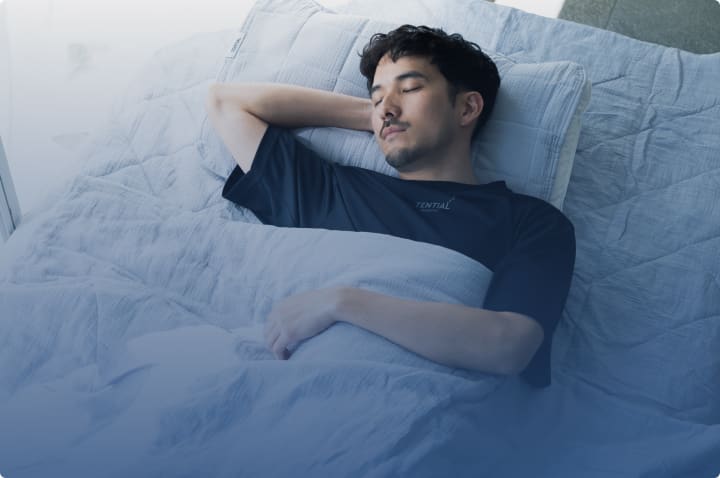 就寝時にリカバリーウェアを着用する人物