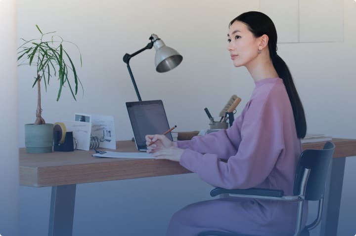 日常生活でリカバリーウェアを着用する人物