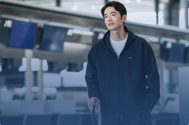 移動中にリカバリーウェアを着用する人物