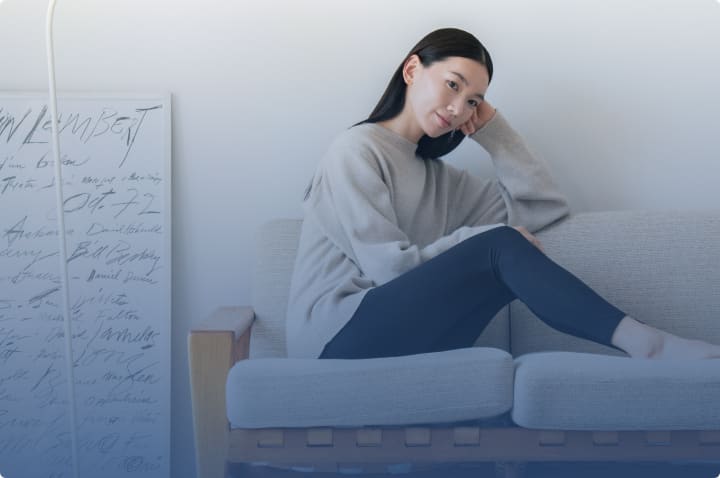 トレーニング後にリカバリーウェアを着用する人物