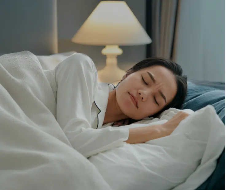 掛け布団を蹴り飛ばして眠る子どものイメージ写真