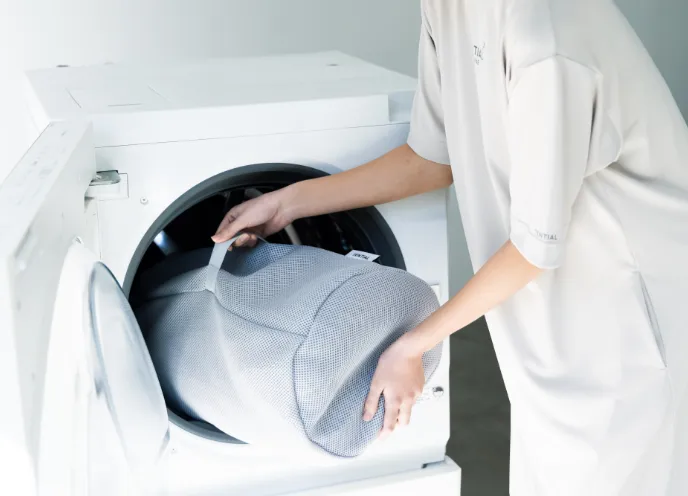 Bakune 掛け布団を洗濯機に入れるイメージ写真